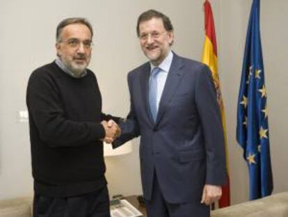 Fotografía facilitada por IVECO del presidente de Fiat Industrial, Sergio Marchionne (i), junto al presidente del Gobierno, Mariano Rajoy (d), durante una reunión que ambos mantuvieron en el Palacio de la Moncloa. EFE/Archivo