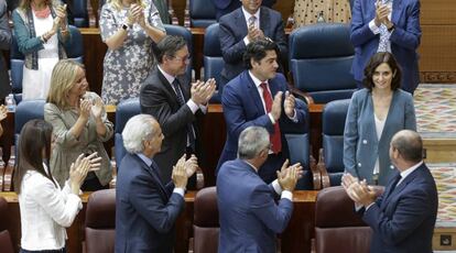 Díaz Ayuso recibe los aplausos de su partido después de su discurso durante la sesión de investidura en la Asamblea en Madrid.