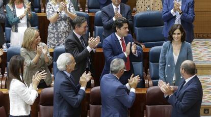 Díaz Ayuso recibe los aplausos de su partido después de su discurso durante la sesión de investidura en la Asamblea en Madrid. 