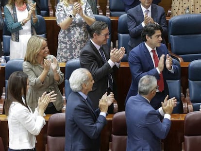Díaz Ayuso recibe los aplausos de su partido después de su discurso durante la sesión de investidura en la Asamblea en Madrid. 