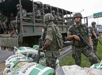 Soldados vigilan el lugar por el que pasarán los presidentes de Mercosur.