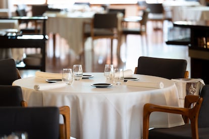 Los manteles blancos y las sillas con reposabrazos son imprescindibles en este restaurante de confort clásico. 