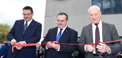 Desde la derecha, Rainer Krause, consejero delegado de Bayer Iberia; Isaac Pola, consejero de Empleo e Industria del Principado de Asturias, y Jorge Álvarez, director de la planta de La Felguera