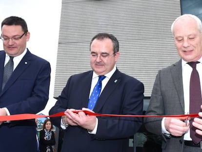 Desde la derecha, Rainer Krause, consejero delegado de Bayer Iberia; Isaac Pola, consejero de Empleo e Industria del Principado de Asturias, y Jorge Álvarez, director de la planta de La Felguera