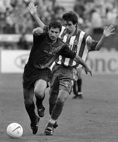 El jugador del Barcelona Luis Figo conduce el balón perseguido por Valerón durante un partido de Liga de 1999. (Atlético 1 - Barcelona 1).