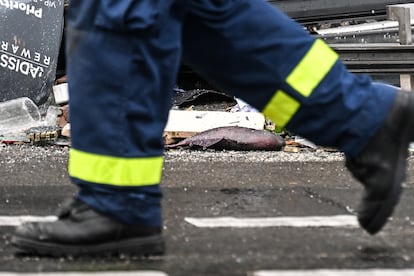 Un pez muerto yace en el exterior del hotel. 