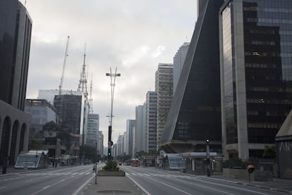 La Avenida Paulista, el símbolo de São Paulo, vacía.