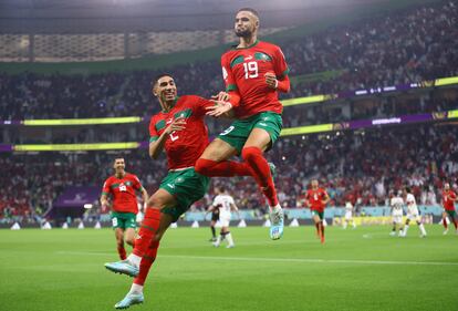 En-Nesyri celebraba  junto a Achraf Hakimi el tanto que dejó fuera del Mundial a Portugal, el sábado en Doha.