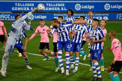 Pacheco despeja un balón durante el duelo ante el Barça.