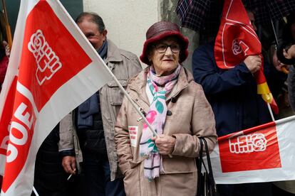 Manifestantes sostienes banderas del PSOE frente a la sede del partido en Madrid. 