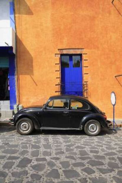 Un escarabajo en las calles adoquinadas de Tepoztlán (Morelos) al sur de Ciudad de México.