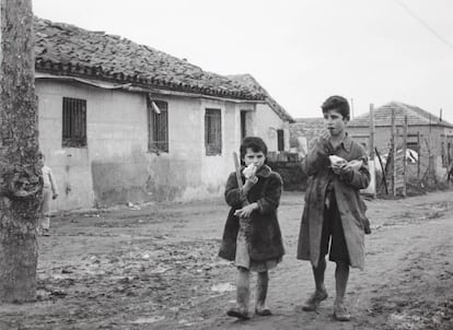 Dos niños caminan por la parte alta del Cerro de Tío Pío a finales de la década de los cincuenta.