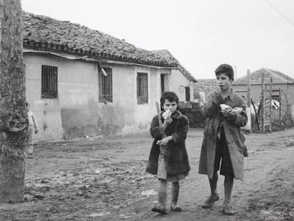 Dos niños caminan por la parte alta del Cerro de Tío Pío a finales de la década de los cincuenta.