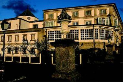 Fachada con la galería acristalada del parador de Ferrol.