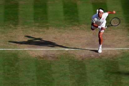 Roger Federer saca durante el partido.
