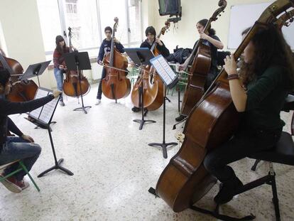 Seis contrabajistas de la Orquesta de Alumnos de Euskadi ensayan en Eibar, donde la formación se concentró la pasada semana para preparar la gira por Venezuela.