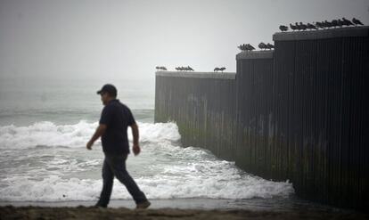 En los último 40 años, unos 12 millones de mexicanos cruzaron la frontera para quedarse, la mitad de forma ilegal. Saltar la valla, como esta de Playas de Tijuana, es la manera más habitual de intentarlo.