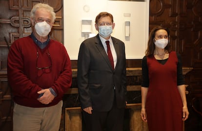 José Luis, hijo de García Berlanga, Ximo Puig y Rosana Pastor, en el Palau de la Generalitat. 