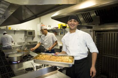 El marroquí Jassine Chahir, en la cocina del restaurante Izarza, en Sondika, donde estudia restauración de forma integral, desde cocinero hasta camarero.