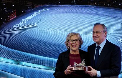 El presidente del Real Madrid, Florentino Pérez, le regala a la alcaldesa de Madrid, Manuela Carmena, una estatuilla de La Cibeles, el 2 de abril de 2019.