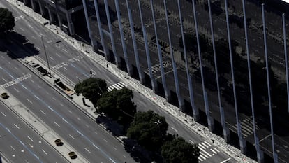 Vista aérea da avenida Presidente Vargas, uma das mais importantes do Rio de Janeiro, vazia pela pandemia.