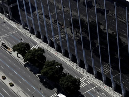 Vista aérea da avenida Presidente Vargas, uma das mais importantes do Rio de Janeiro, vazia pela pandemia.