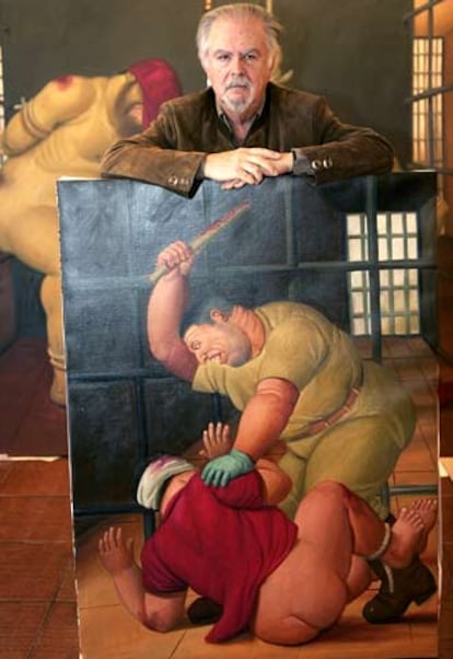 Fernando Botero posa con una de las obras de su serie <i>Abu Ghraib. <i>