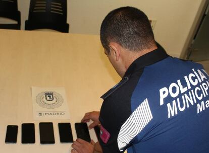 Algunos de los móviles robados en la sala Cool y recuperados por la Policía el martes.