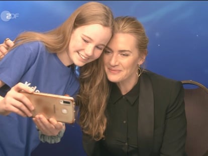 Kate Winslet se hace un selfi con la periodista infantil tras concederle una entrevista.