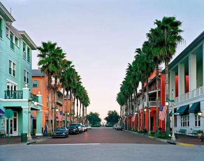 Vista de las calles de Celebration (Florida), ciudad cuyo estricto reglamento recuerda a los guiones del universo Disney.