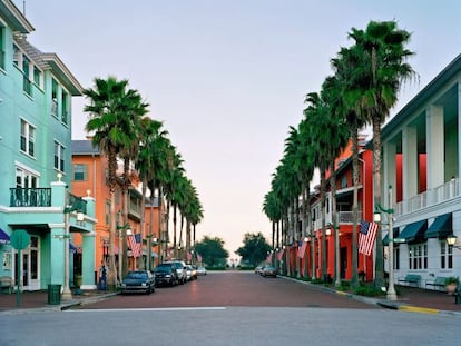 Vista de las calles de Celebration (Florida), ciudad cuyo estricto reglamento recuerda a los guiones del universo Disney.