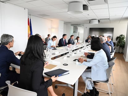 Spain's PM Pedro Sánchez (center), with Tourism Minister Reyes Maroto (center-left) at a meeting with investors in New York.
