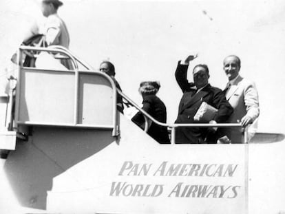 Agustín de Foxá y Leopoldo Panero, subiendo a un avión, en una imagen no fechada.