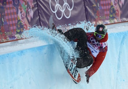 El polcaco Michal Ligocki durante la prueba de snowboard en Sochi 2014.