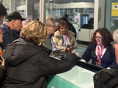 Algunos de los pasajeros que no pudieron subir al avión protestan en la noche del sábado en la puerta de embarque, en una imagen cedida por los afectados.