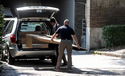 FBI agents during the seizure of the dubious Basquiat paintings at the Orlando Museum of Art on June 24.