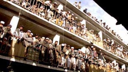 Negociantes afganos se apiñan en galerías en torno al mercado de dinero de Kabul.