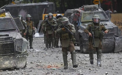 Policías antimotines enfrentan a manifestantes en una calle de Santiago, el 18 de noviembre pasado.