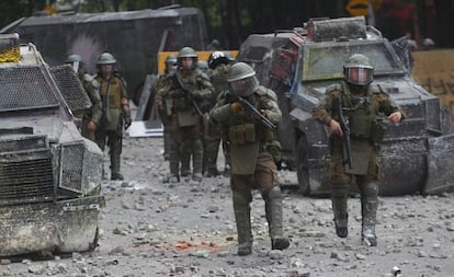 Policías antimotines enfrentan a manifestantes en una calle de Santiago, el 18 de noviembre pasado.  