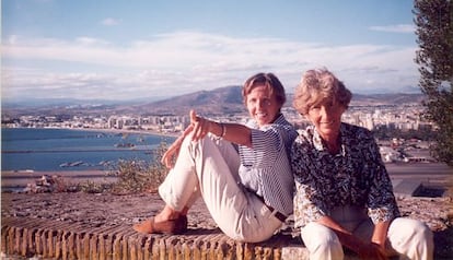 Isabel Álvarez de Toledo y Liliane Dahlmann, en Gibraltar.