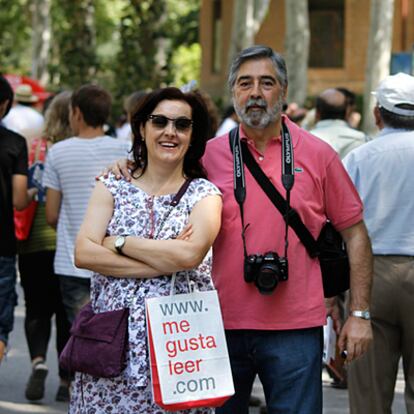 Cómo otros años, esta pareja ha venido desde León expresamente para pasar el día en la Feria. "He comprado en la Librería de mujeres <i>Cautiva en Arabia</i>, de Cristina Morató, y <i>El club de los viernes</i>, de K. Jacobs", cuenta ella. José Manuel Tió aún no ha comprado nada, de momento. "Busco 'La logia de Cádiz', basada en pasajes de José San Martín, y seguro que me llevaré algo de novela negra".