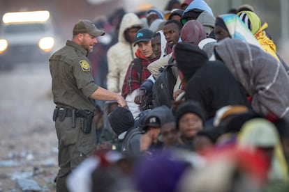 Ante la sorpresa de migrantes y autoridades mexicanas, el cierre se hizo efectivo el pasado lunes 4 de diciembre. En la imagen, un agente de la Patrulla Fronteriza da instrucciones a un grupo de migrantes. 