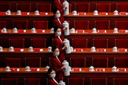 Azafatas se preparan para servir té a los delegados en el del XX Congreso del Partido Comunista de China, este domingo en Pekín.