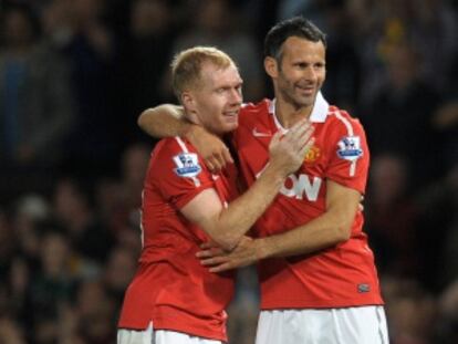 Scholes y Giggs celebran un gol con el United.