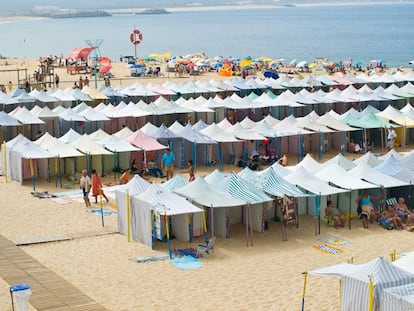 Al norte de Lisboa, Nazaré es uno de los rincones de veraneo más populares de Portugal, y también de los más pintorescos del país. En su amplia playa urbana se alinean las traineras y las coloridas casetas de baño al abrigo de un promontorio de roca coronado por un faro. Al sur del arenal urbano, y separadas de esta por el espigón del puerto, se extienden la larga y salvaje Praia do Salgado y la radical Praia Norte, donde el surfista estadounidense Garrett McNamara batió en 2011 el récord de cabalgar la ola más grande del mundo (24 metros de altura). Desde entonces, este pueblo de pescadores se ha convertido en lugar de peregrinación para los surferos, que acuden a Nazaré en busca de sus olas gigantes: llegan a los 30 metros debido a un cañón submarino de cinco kilómetros de profundidad que apunta hacia la playa. Más información: <a href="https://www.travel-in-portugal.com/beaches/nazare.htm" target="_blank">travel-in-portugal.com</a>