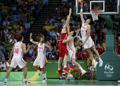 Saric tapona un lanzamiento a canasta de Gasol.