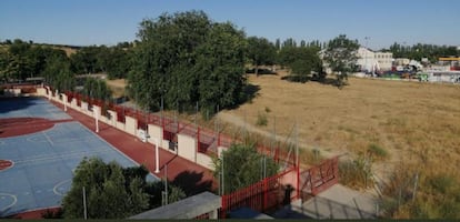 Explanada junto al colegio Juan Zaragüeta de Hortaleza a principios de agosto