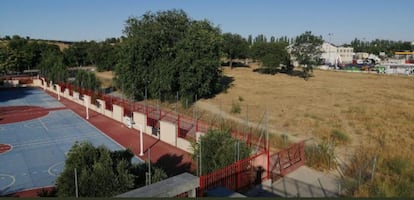 Explanada del colegio Juan Zaragüeta de Hortaleza.