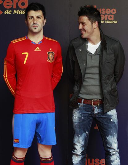 El futbolista David Villa, junto a la estatua de cera que ha descubierto en el Museo de Cera de Madrid.