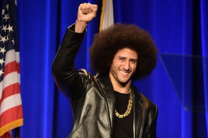 El jugador de fútbol americano Colin Kaepernick se enfrentó a la facción más reaccionaria de Estados Unidos al arrodillarse durante la escucha del himno para protestar contra la brutalidad y la opresión de la comunidad afroamericana. Aunque no ha vuelto a ser fichado por ningún equipo, hoy es todo un referente de la lucha antirracista. Así explicó su gesto: “No voy a levantarme y mostrar orgullo por la bandera de un país que oprime a la gente negra y a la gente de color. Para mí esto es más grande que el fútbol americano y sería egoísta por mi parte mirar hacia otro lado. Hay cadáveres en las calles, gente asesinada injustamente y no se hace a nadie responsable”.